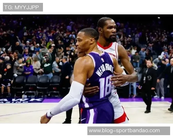 火箭官方晒亚当斯与杜兰特亲密合照威少点赞引发重回传闻